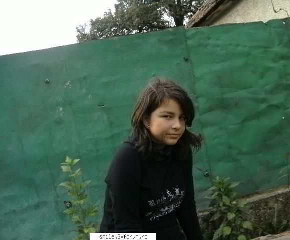 poza tipic mie :rotfl: 

doar eu pot avea asa o obsesie pentru gardul din gradina :rotfl: the green